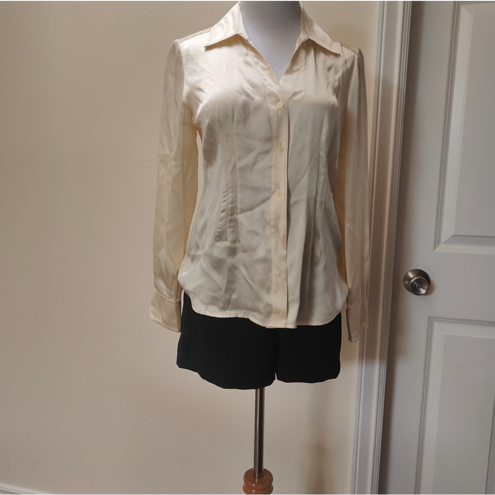 Liz Claiborne cream silk Blouse
Classic Top
Size 6